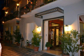 Отель Hotel La Congiura dei Baroni  Тегджано